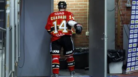 Bitter sorti. Martin Chabada får ytterligare två matchers avstängning för tacklingen på HV 71:s Jukka Voutilainen. Foto: Pär Bäckström