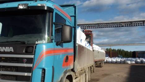 Det torkade rötslammet transporteras hundra mil hit till Morjärv. Kritikerna tycker att återvinningen bör ske i ursprungstrakten, dessutom finns oron att gödseln kan innehålla farliga ämnen.