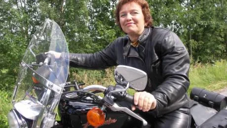 Det är väl inte för inte som hon av många bekanta kallas Elisabeth "kan själv" Palo. Nu har hon kört över 900 mil på sin Sportster 883 och njuter av varje ögonblick. "Det är en sådan härlig känsla", säger hon. FOTO: Maria Ödalen