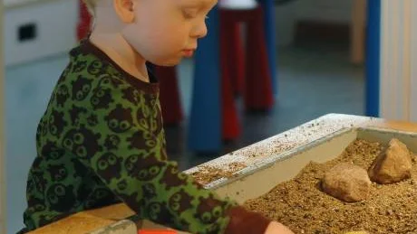 Philip Segerlund leker i sandlådan som fungerar både om sommaren och om vintern.