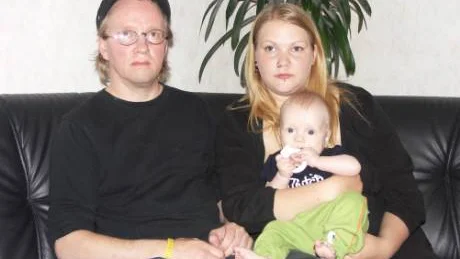 Var ska de ta vägen? Niclas Isacsson med sambon Chris Karlsson och sex månader gamla sonen Natanael står strax utan tak över huvudet och ingen hjälp till att få bostad finns att få. Vare sig hos bostadsbolagen eller socialförvaltningen.FOTO: Maria Ödalen