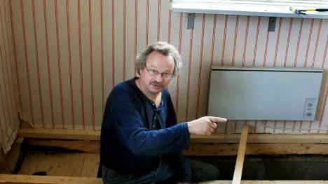 Lars Törnman börjar se slutet på mastodontarbetet att bygga om golven  i stugan i Nedre Soppero. FOTO: Hans Sternlund