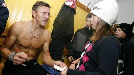 Hockeyhjälten Börje Salming är fortfarande ett hett byte bland autografjägarna. Salming skrev autografer till stora och små i Överkalix. Däribland tioåriga Felicia Bjälmsjö som också tänker börja spela hockey. FOTO: MARIA ENGSTRÖM-ANDERSSON