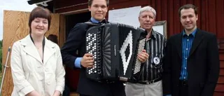 Stampande och klappande på Dragspelsstämman