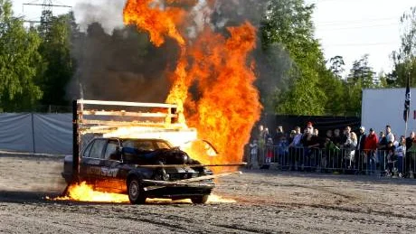 Fastklamrad på motorhuven kör stuntmannen genom elden.   FOTO: Fredric Lundqvist