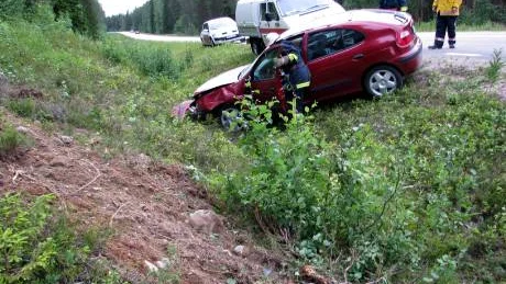 Olyckan hade kunnat få betydligt svårare följder. Efter en vådlig färd korsade bilen mötande körfält, för att sedan volta och hamna på rätt köl igen. FOTO: BOSSE JOHANSSON