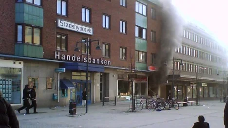 Kraftig rök vällde ut ur de branddrabbade lokalerna. Foto: Ellen Hedman