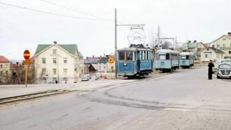 Här rullar spårvagnarna i Kiruna för sista gången. Det är förmiddag den 29 maj 1958 och om några minuter har vagnarna nått sin absoluta slutstation. FOTO: KARL-GUSTAV PETTERSSON/ copyright: Norrbottens museum