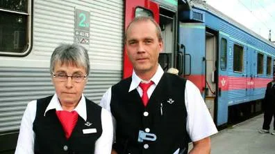 "Uniformen är snygg men inte så praktisk", säger Sonja Höglund och Svante Bäckström som arbetar på Norrlandståget.foto: jessica rosengren