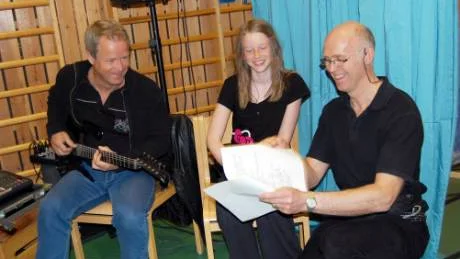 Nej, så där ska det nog vara. Det fanns plats för många glada skratt när musiklärarna Göran Persson och Magnus Thoresson tränade eleverna i musikalen på Morängsskolan. På bilden syns också Amanda Burman, en av musikalförfattarna.