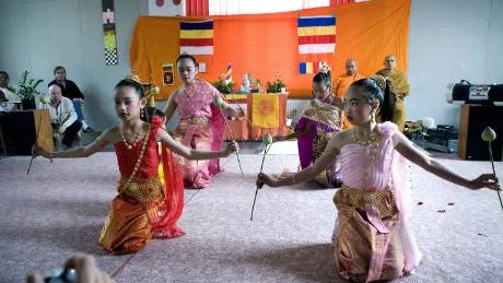 Den buddhistiska festen Vesak firades i Luleå i helgen. Här dansas thailändsk tempeldans, av Py Praipruk, Ooy Kamlba, Gogik Sam Pim och Rinrada Chaisombat. FOTO: Kurt Engström
