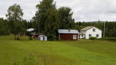 Bakom den här gården i Padjerim ligger skogen det handlar om, 540 hektar mark med cirka 34 000 kubikmeter virke.