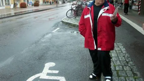 Här utanför entrén till Bodens stadsbibliotek fick Vanja Stjerna parkeringsböter trots att markeringen för handikapplats fortfarande finns kvar. foto: Lena leffler
