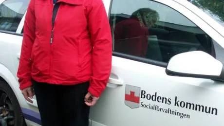 Anna Midbjer fick punktering när hon besökte en vårdtagare i Åkerby. Däcker var helt söndertrasat och gick inte att laga. Hon anser att grusvägen mellan Södra Bredåker och Södra Harads är under all kritik. FOTO: Lena Tegström