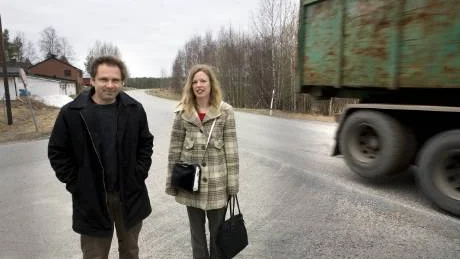 Trots att namninsamlandet inte haft någon högre prioritet kunde Ann-Katrin Öhman, taleskvinna för oroade bybor i Brändön, Örarana och Bensbyn lämna över närmare 200 namnunderskrifter till Vägverksdirektören Lena Dahlgren.
Foto: Kurt Engström