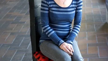Susanne Ljunghager var med och organiserade tävlingen. Vinnarstolen som hon sitter på är byggd för förskolebarn. Den är stabil och har flera inbyggda förvaringsmöjligheter.