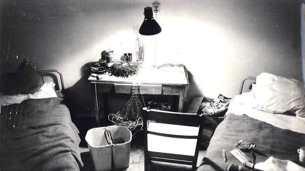 21/12 - 1977. Cell i niokantiga tornet. Bäddarna är vinklade på grund av tårtbitsliknande cellformer. Internerna har tagit med fisknät in i rummet för att jobba även på nattetid.