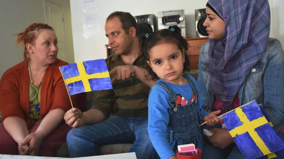Pyssel. Kicki Bältsjö har med sig flaggor som hennes son Alfons har målat. Wael Aborehan och Amani Mrad, från Syrien, diskuterar flaggor. Hamza Aborehan är mer intresserad av att spela memory.