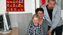 Lena och Lars Zakrisson tycker att det var bättre att skänka sin dator till  sonen Simons dagis än att låta den skräpa i någon skrubb. FOTO: Susanne Jansson