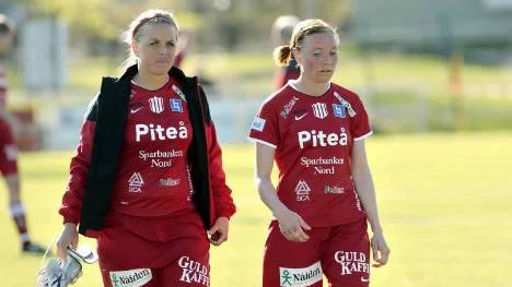 Charlotte Nygrens (till vänster) hands i den nionde minuten knäckte Piteå redan då. Efter det orkade varken Nygren, janina Marklund eller någon av deras lagkamrater hota betydligt mer rutinerade Sunnanå.
