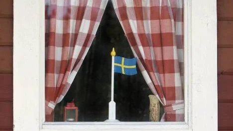 Fönstret är putsat, penseerna planterade och flaggan hissad. Nu kan sommaren komma. FOTO: Göran Ström