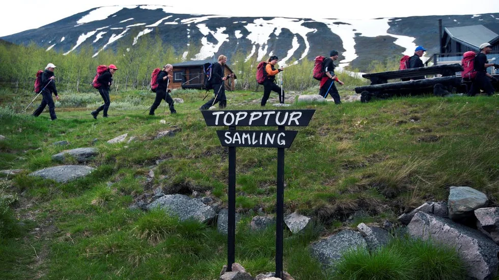 POPULÄR tur. Många turister tar sig gärna en tur i fjällvärlden. Kungsleden, som är drygt 40 mil lång, utstakades under början av 1900-talet och är i?dag en av världens mest kända vandringsleder. Utmed hela leden pågår renskötsel, vilket kräver särskild hänsyn.