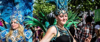 Färgsprakande karneval ringlade Storgatan fram