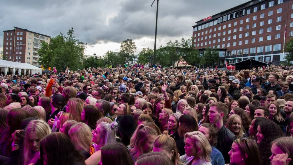 Fest. Många drog till Kiruna i helgen för att lyssna på festivalens alla taggade artister. Populära Miriam Bryant spelade på fredagskvällen och lyste upp publiken i lila sken.