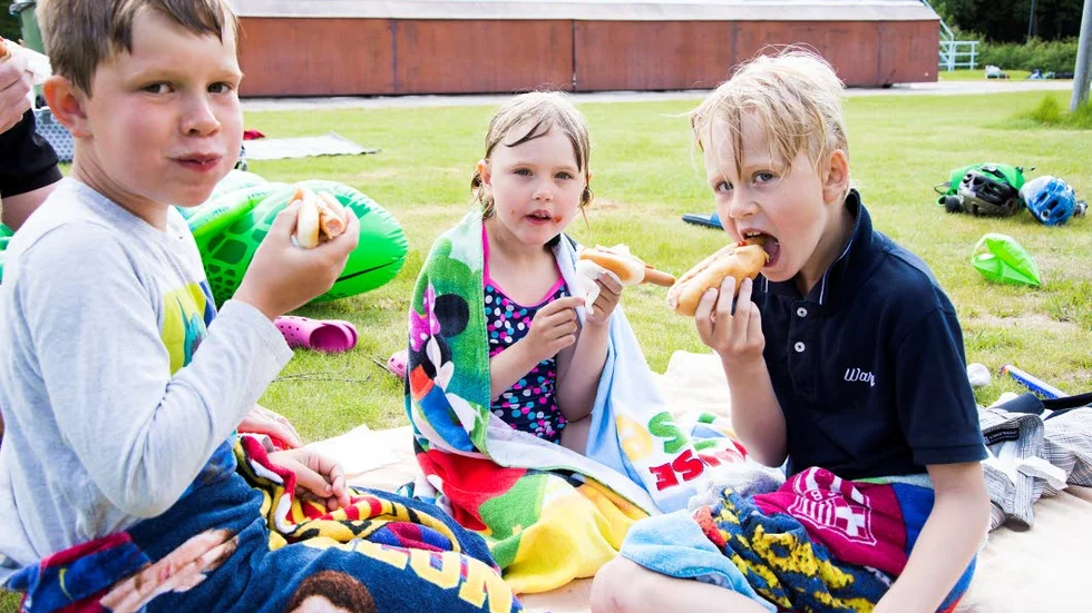 MATDAGS. För Elias Rönnbäck, 8, Alice Kenttä, 6, och Gustav Kenttä, 8, var det dags för depåstopp.