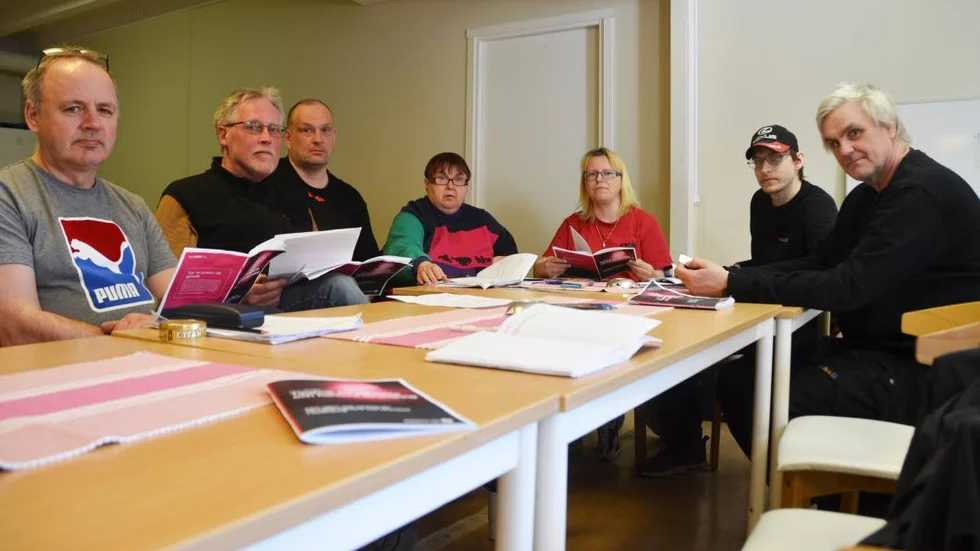 DE BEARBETAR TILLSAMMANS. Från vänster Stefan Larsson, Kurt Stenberg, Lennart Strand (för RSMH), Inger Sandin, Rose-Marie Nilsson, Björn Ödling och 
Lennart Bäckström.