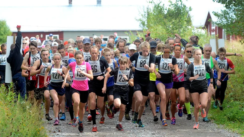 FULL FART. Totalt startade över 200 löpare i Kivijärvi i lördags.