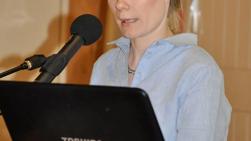 FLYKTINGAR. Kommunchefen Åsa Allan informerade om flyktingsituationen i kommunen. Det finns cirka 600 flyktingar fördelade på centralorten, Korpilombolo och Junosuando. 
Totalt är drygt  70 personer anställda med flyktingar i kommunen.