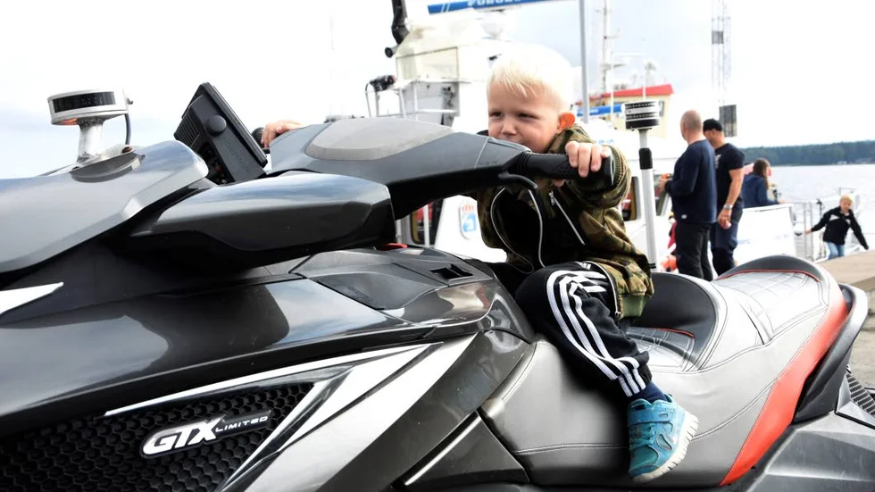 Wroom. Fyraårige Oliver Landström provade att sitta på en jetski. Och fort körde han!