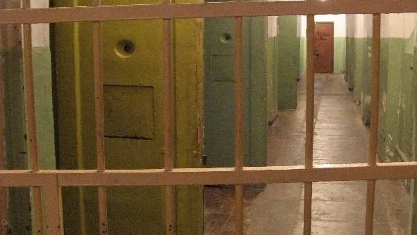 Korridor i KGB-källaren med celldörrar öppna.