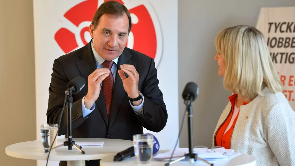 Komplicerat. Stefan Löfven försöker förklara S-politik, och frustrerade Marita Ulvskog ser på.