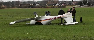Flygplan havererade på åker