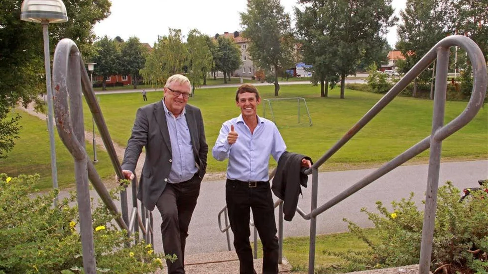 Per Cedervall, vd, och Roger Magnusson, bostadsförmedlare, med Sandtaget bakom sig.