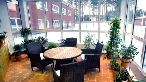 Vinterträdgården äldreboendets pärla. Här möts ofta anhöriga och de boende                               för att umgås.Foto: Kurt Engström Fotograf: Kurt Engström