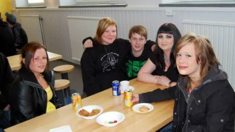 Dags för en stunds fika. Sandeneleverna som gläds åt  sitt fina elevrum tillsammans med kisaren Cecilia Wikström-Karvonen är från vänster Amanda Johansson, Malin Sandman, Viktor Söderlund och längst till höger Sofie Stoltz.                       FOTO: LENA LEFFLER