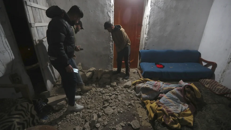 Libaneser i ett hus i byn Qalili i södra Libanon som uppges ha träffats under den israeliska attacken mot mål i Libanon tidigt på fredagsmorgonen.