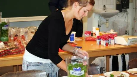 Linnea Andersson hjälpte till att dekorera tallrikarna.FOTO: Sebastian Wede