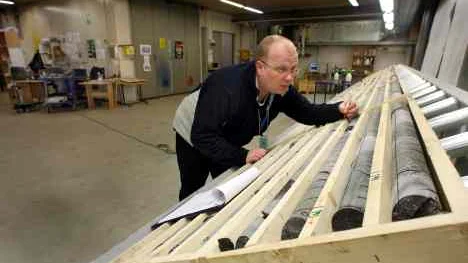 Geologen, doktor Tero Niivanen, analyserar borrprovena väldigt noga. Fotograf: Göran Ström