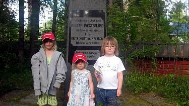 Från vänster Linn och Kajsa Agemo från Karlsoga. Till höger står Eva Simard från Vancouver, Kanada. De är några av de yngre i släktföreningen och poserar vid minnesstenen över anfadern Gustaf Westerlund.  Fotograf: