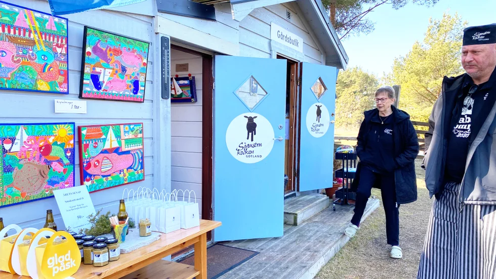 Ulla och Niclas Malmquist framför den egna gårdsbutiken, som även har en galleridel.
