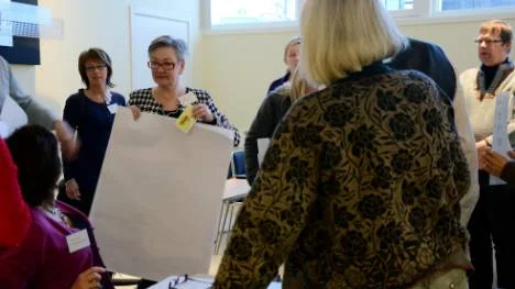 Ing-Marie Engman Suup delar in deltagarna i grupper för brainstorming kring aktiviter inom äldreomsorgen.FOTO: Maria Unga