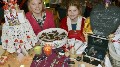 Wilma Enberg och Fredrika Norberg sålde tillsammans med Stina Burman kakor, bullar och marsipansnögubbar, som de och ytterligare två kompisar gjort. Förtjänsten används till julklappar.