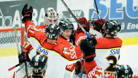 Här jublar Luleå Hockey efter derbysegern mot Skellefteå med 3-2 efter straffar.