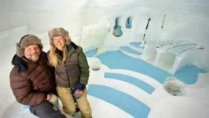 Isskulptörerna Tim och Birgitta Linhart vill göra ismusiken till en turistattraktion av internationell klass. Här syns de i ett av sina tidigare byggen.