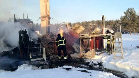 Räddningstjänsten från Kalix eftersläcker villan i Sangis. <_Bildtext Fotobyline>FOTO: Räddningstjänsten</_Bildtext Fotobyline>