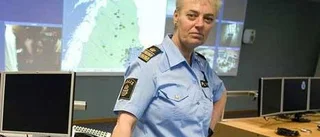 Omplacerade polischefen slår tillbaka